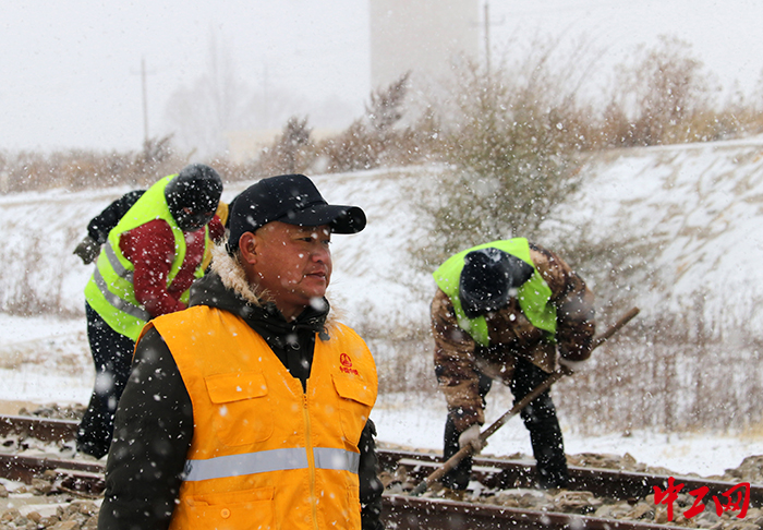 刘建喜在现场冒雪指挥站改作业。孙江昆摄 刘建喜在现场冒雪指挥站改作业。孙江昆摄
