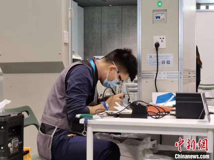 图为重庆电子工程职业学院学生李小松在比赛中。　重庆人社供图