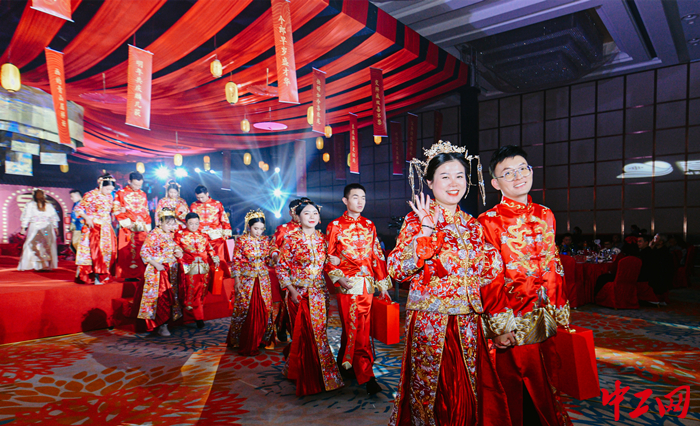 “爱在成铁、缘来是你”职工集体婚礼在贵安新区中国－东盟国际会议中心举行。贵阳铁路文化宫供图