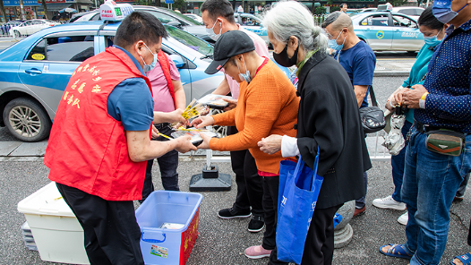 这十年·奋斗在路上｜大叔的“爱心午餐”