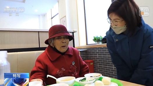 宁波江北志愿者为独居老人送去家的温暖