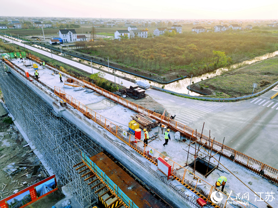 洋吕铁路一重点控制性工程提前完工全线预计明年底通车