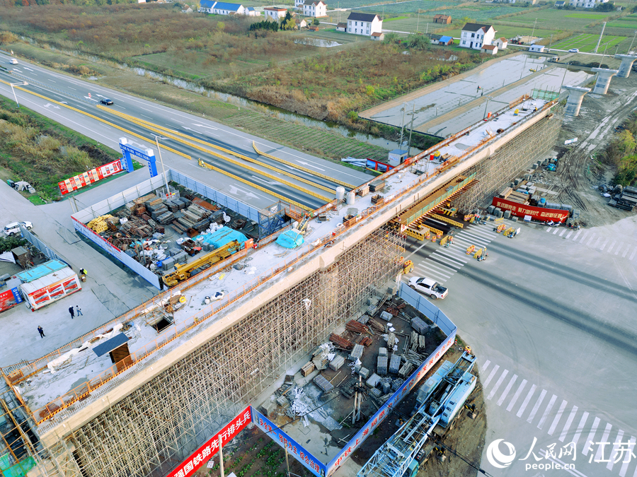 洋吕铁路一重点控制性工程提前完工全线预计明年底通车