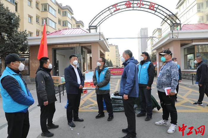 11月24日，内蒙古自治区总工会党组书记、副主席张慧宇看望下沉包联小区疫情防控工作组成员。 刘旭亮 摄