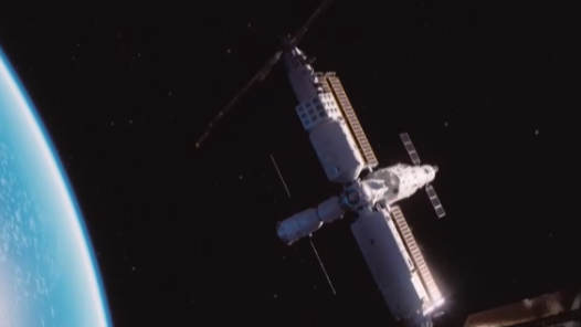 神舟二十一号载人飞船顺利撤离空间站组合体 神舟二十号航天员乘组将踏上回家之路