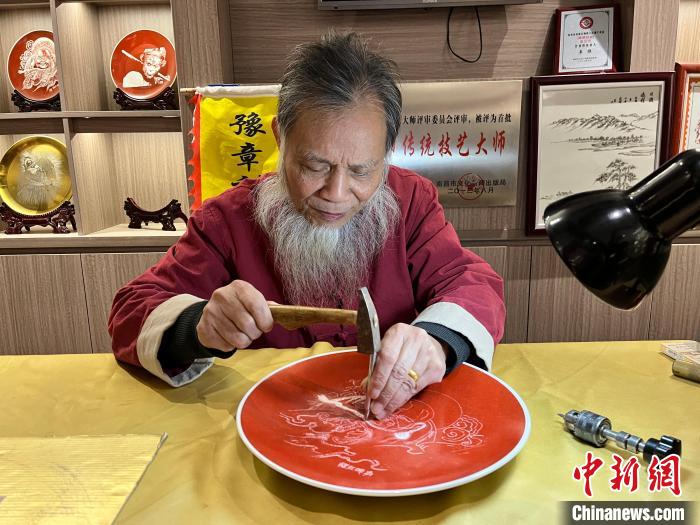 探访江西南昌非遗豫章刻瓷瓷器上的雕刻艺术