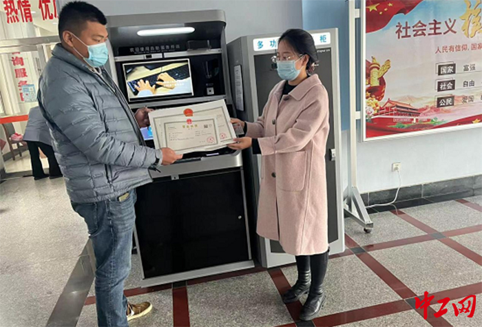 日前,山东省某地个体工商户到行政审批大厅快速办理营业执照。山东省市场监督管理局供图 日前,山东省某地个体工商户到行政审批大厅快速办理营业执照。山东省市场监督管理局供图