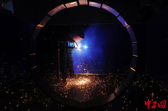 《焊花里雕刻梦想》封晓东摄 《焊花里雕刻梦想》封晓东摄