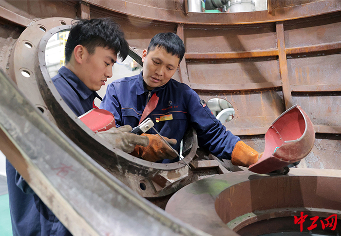 3韩积冬(右)传授徒弟手工电弧焊操作技巧摄影封晓东) 3韩积冬(右)传授徒弟手工电弧焊操作技巧摄影封晓东)