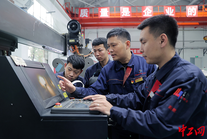 4韩积冬(右二)与同事讨论自动交流氩弧焊铝焊技术要点摄影封晓东) 4韩积冬(右二)与同事讨论自动交流氩弧焊铝焊技术要点摄影封晓东)