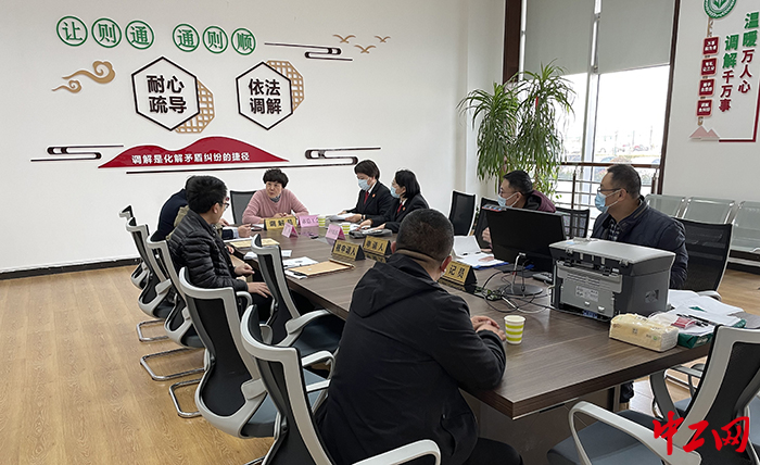 日前,左丽华(居中者)在调解工作室对一起职工劳动争议案件进行调解.