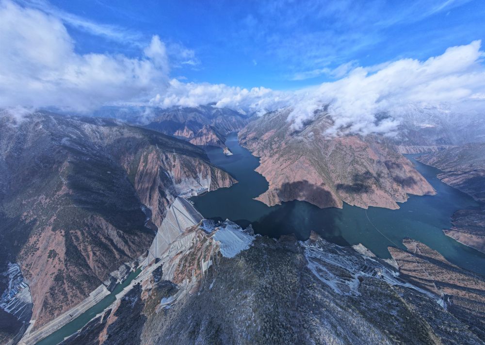 中工网>滚动>正文↑这是12月28日拍摄的雅砻江两河口水电站水库和下游