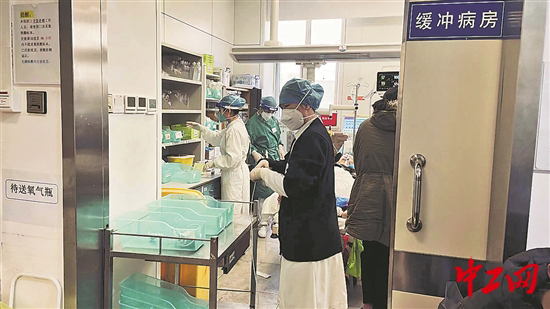 氧气怎么吸记者直击｜急诊风暴中的坚守_https://www.jmylbn.com_新闻资讯_第1张