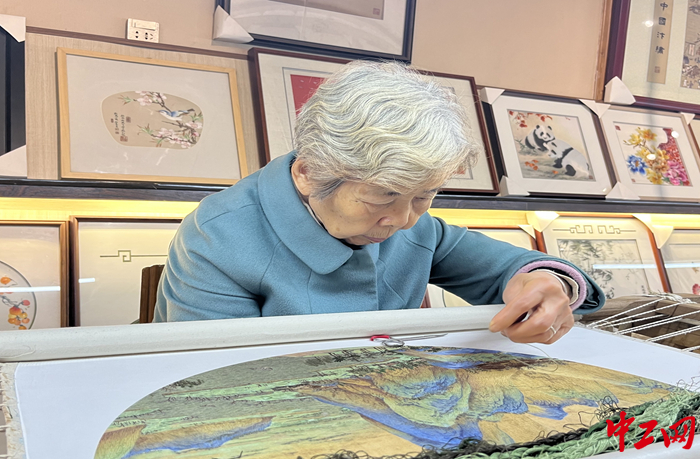 1.王素花在刺绣 王素花供图