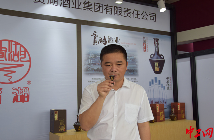 1.王永亮在品酒 1.王永亮在品酒