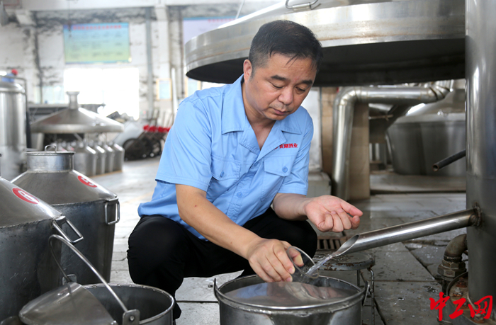 2.王永亮在酿酒车间工作 2.王永亮在酿酒车间工作