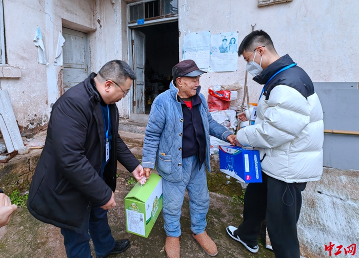 走访慰问现场  张鹏 摄