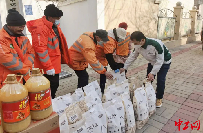 2走访慰问活动中，为职工群众送去棉被、米面油等物资。（郑州市总工会 供图）