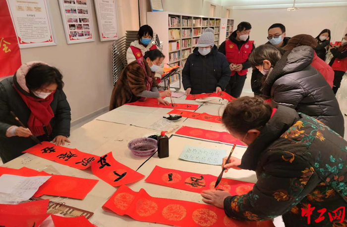 1郑州女子书画家协会书法家现场倾情挥墨 郑州市总工会 供图