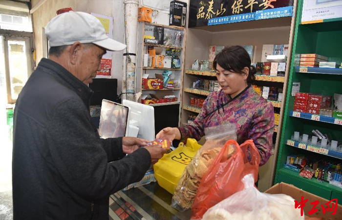 莱西市姜山镇柴岚村于治生在永顺百货店兑换积分买东西。莱西市委宣传部供图 莱西市姜山镇柴岚村于治生在永顺百货店兑换积分买东西。莱西市委宣传部供图