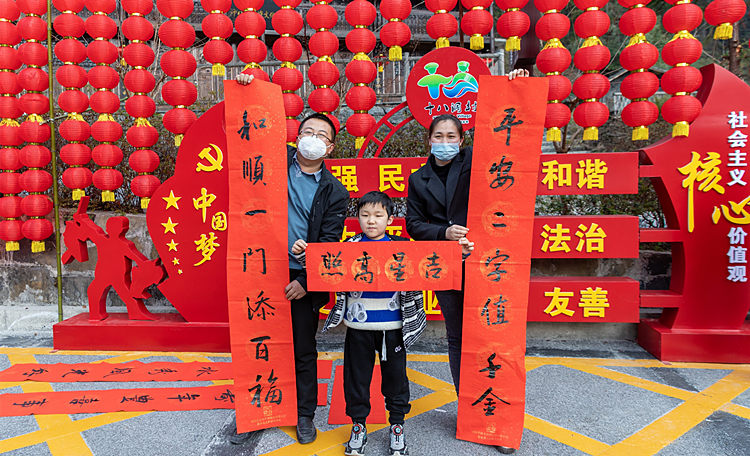 一家三口选到自己心仪的春联。花垣县委宣传部供图