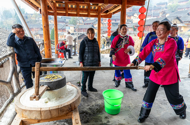 推动石磨磨豆腐。花垣县委宣传部供图
