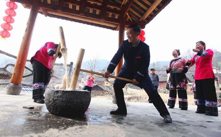 打糍粑。花垣县委宣传部供图