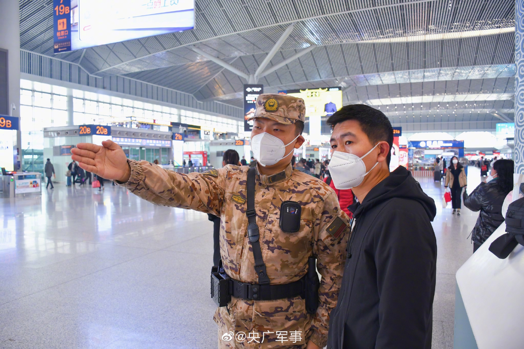 武警陕西总队西安支队派出多个巡逻小组,加强对火车站,机场等重点区域