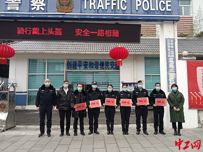 1月18日，安顺市黄果树旅游区总工会慰问组走访慰问困难职工和劳动模范。何薇摄