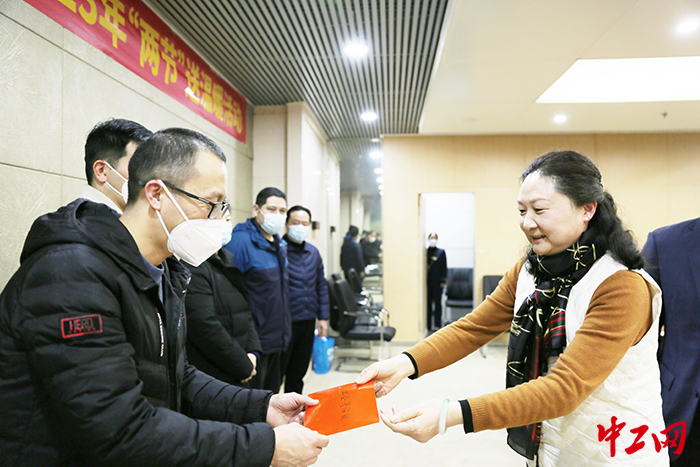 省国防邮电工会为困难职工代表送上慰问金 程笑 摄