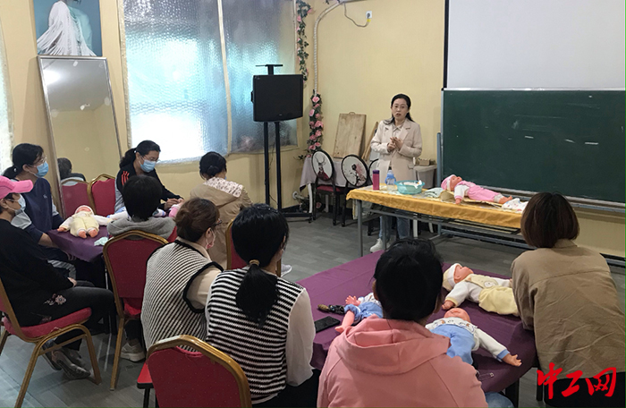 日前，潍城区总工会在区职工服务中心举行了婴幼儿护理培训班。潍城区总工会供图