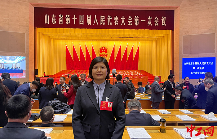 刘连云代表在省十四届人大一次会议现场。崂山区总工会供图