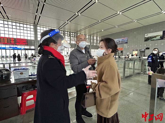 秀山站李利玲解答旅客问询。汤雪蕾 摄