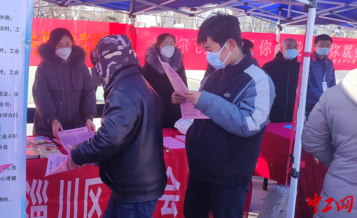 日前，淄川区举办了“逐梦淄川·乐业般阳”为主题的春风行动招聘会。图为招聘会现场。淄川区总工会供图