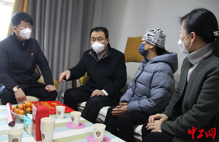 日前，菏泽市总工会到困难职工家中走访慰问。菏泽市总工会供图