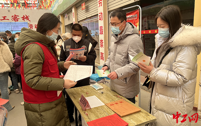 2月1日，昌邑市总工会开展了农民工普法宣传活动。图为活动现场。昌邑市总工会供图