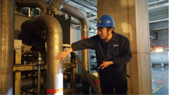 用手摸管道，凌伟华能发现油温是否有异常。