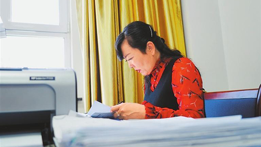 白晓艳代表：奔走田间地头 当好农户贴心人