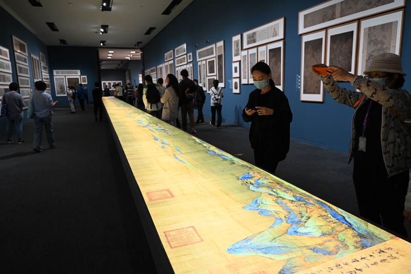 参观者在中国国家博物馆的“盛世修典——‘中国历代绘画大系’成果展”上观看放大两倍的《千里江山图》灯光特效图（2022年9月29日摄）。