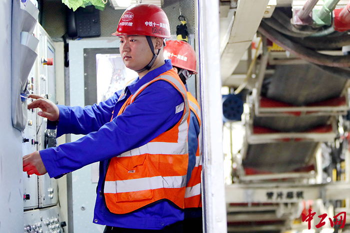 2月28日，有8年驾龄的王牌操作手田向向驾驶300吨重盾构机走“S”路线。袁永华