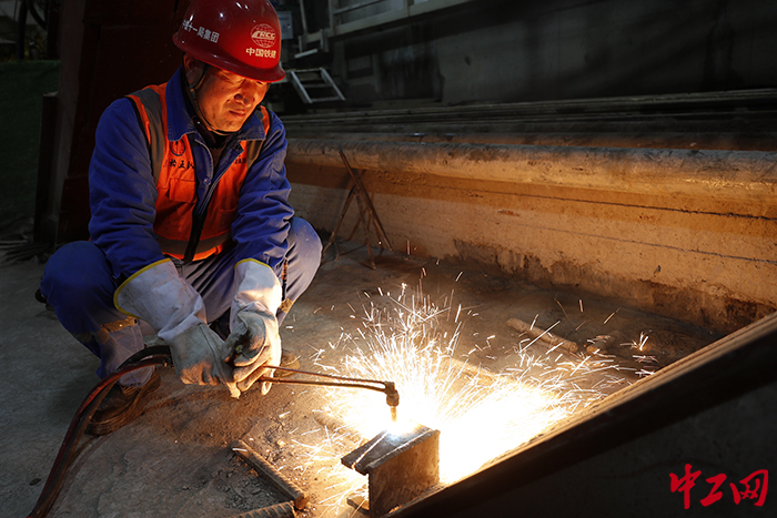 2月28日，武汉地铁11号线东段二期“铁龙先锋”号盾构机始发现场，施工人员切割轨道垫块。袁永华 摄