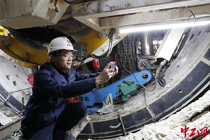 2月28日，武汉地铁工程师余启致检查“铁龙先锋”号盾构机盾尾油脂涂抹情况，确保始发安全。