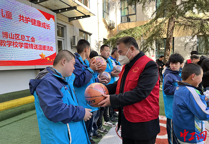 日前，淄博市博山区总工会组织开展了形式多样的学雷锋志愿服务活动。图为活动现场。博山区总工会供图