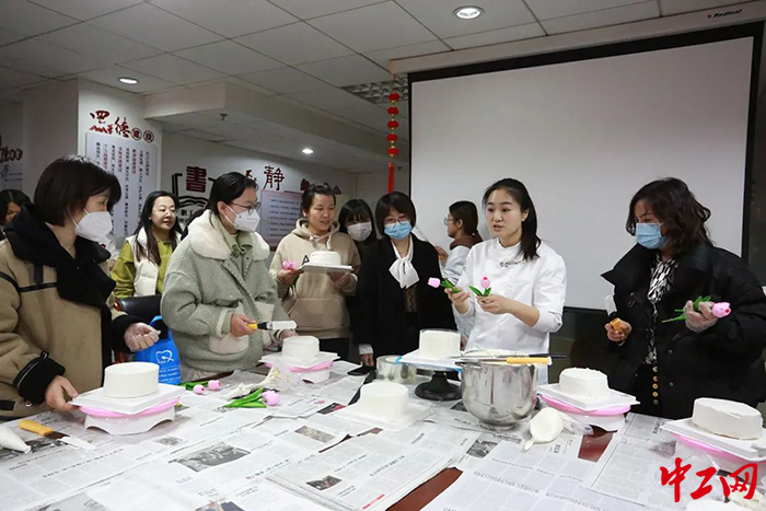3月1日，济南市章丘区总工会举办了庆祝三八妇女节系列活动。图为糕点制作培训。章丘区总工会供图
