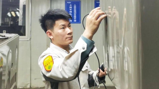 代表委员上会vlog | 卢跃富：喷粉工的“成长路”