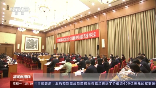 代表们继续审议报告 积极建言献策