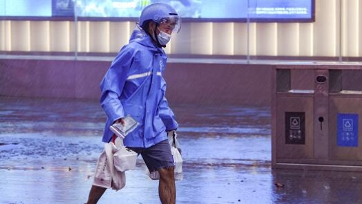 骑单车送外卖！委员脚下接地气，提案才能汇民声