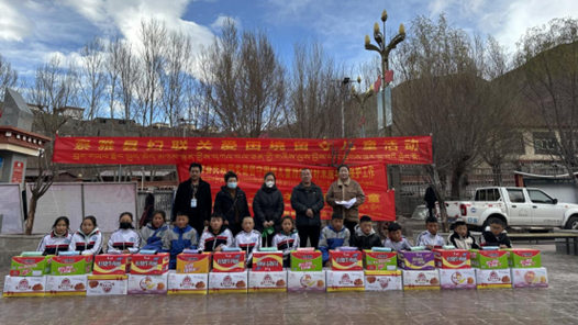 西藏昌都市察雅县总工会开展关爱留守儿童活动