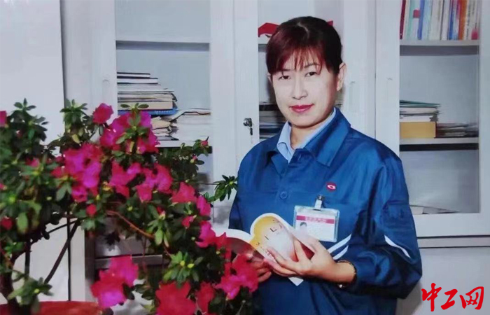 山东中烟公司青岛卷烟厂卷包车间主任张立君年轻时照片。山东中烟公司供图