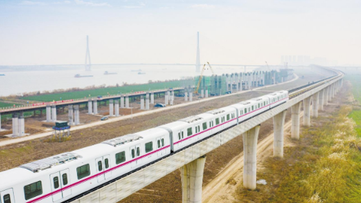 人民日报社论：向着新目标，奋楫再出发